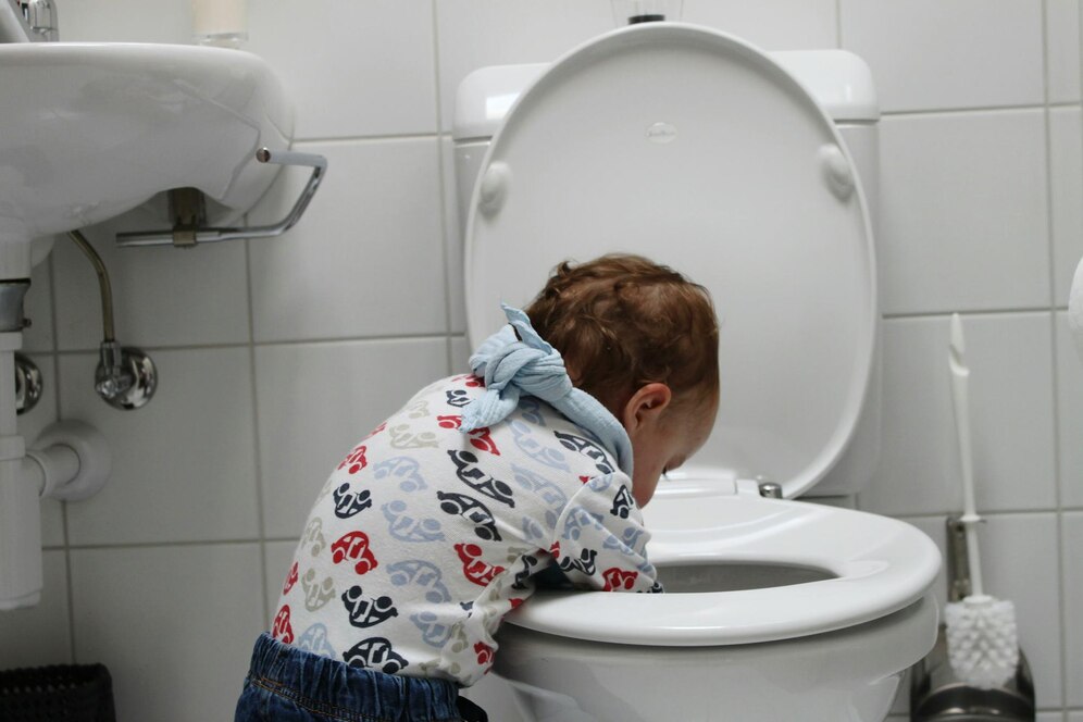 Rear view boy with hands toilet 1048944 18943536